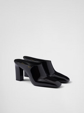 Sandalias de tacón de charol Prada